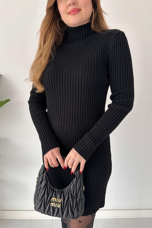 Robe en maille à demi-col roulé noire