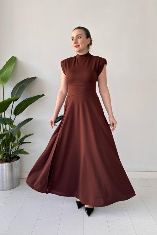 Robe longue fendue en crêpe marron