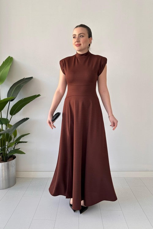 Robe longue fendue en crêpe marron