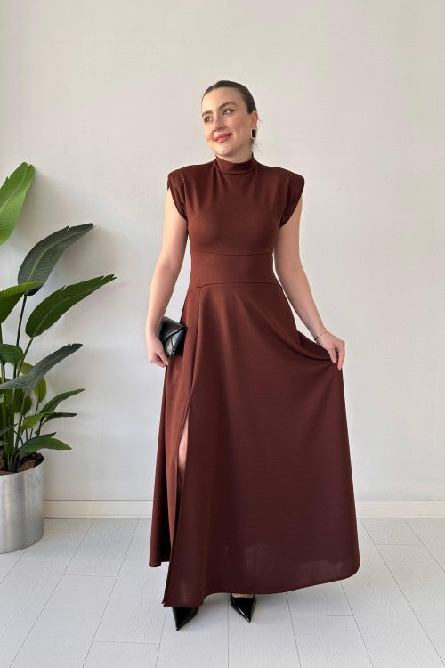 Robe longue fendue en crêpe marron