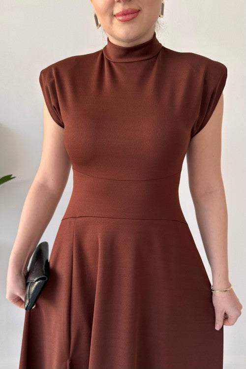 Robe longue fendue en crêpe marron
