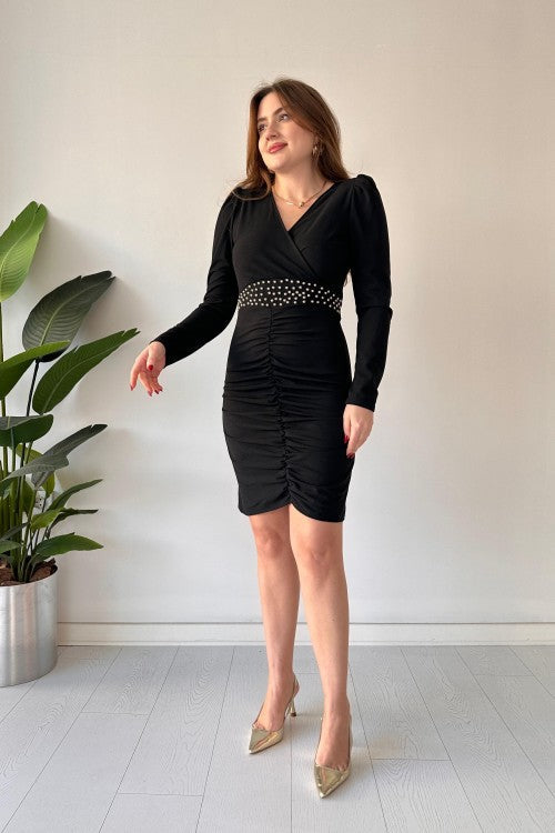 Robe en crêpe noire avec détails cloutés
