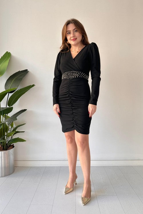 Robe en crêpe noire avec détails cloutés