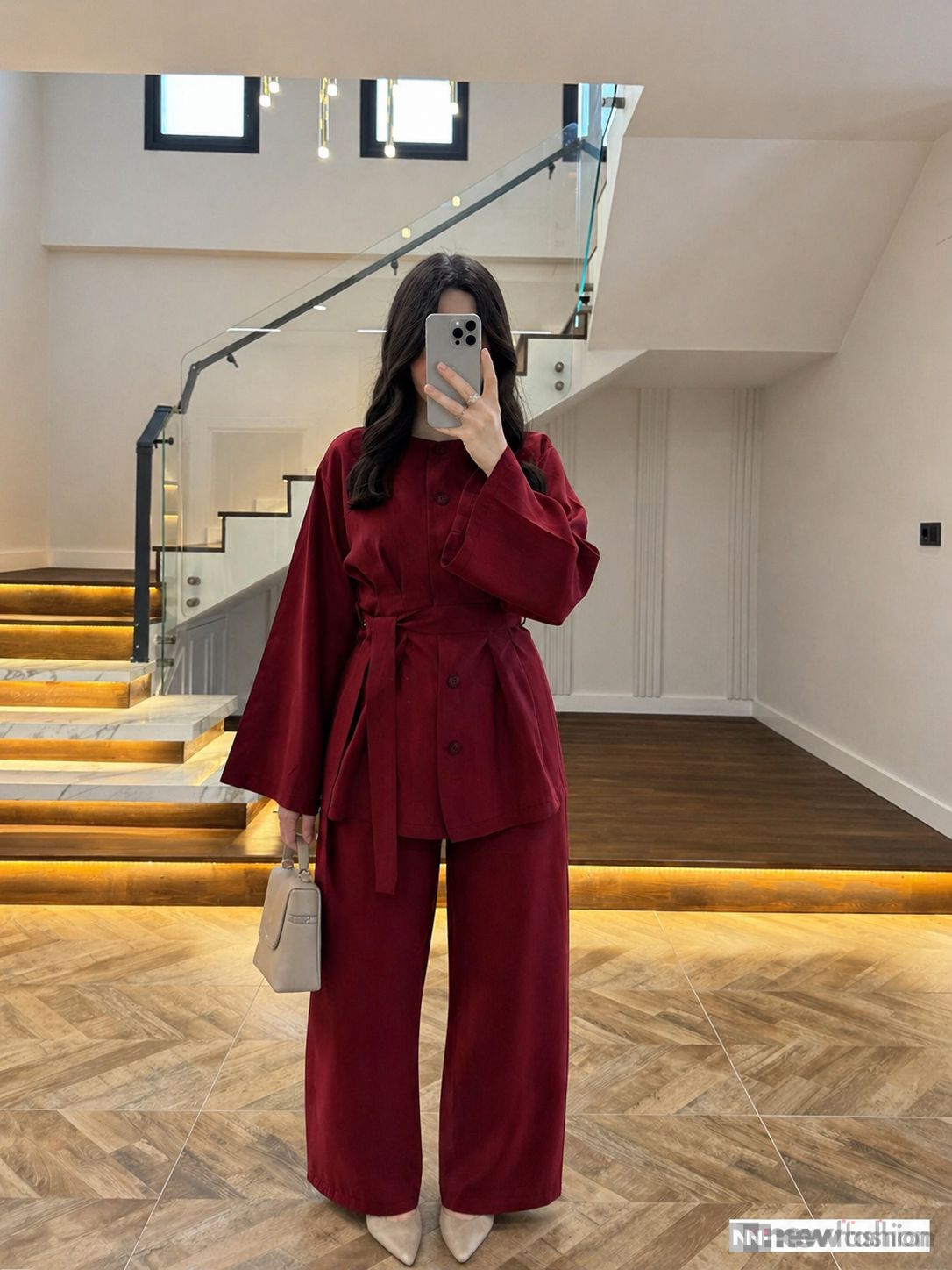 أنسومبل نسائي راقٍ من قطعتين مع حزام للخصر وأكمام واسعة لإطلالة محتشمة وعصرية